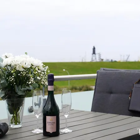 Penthouse De Stoeoer アパート